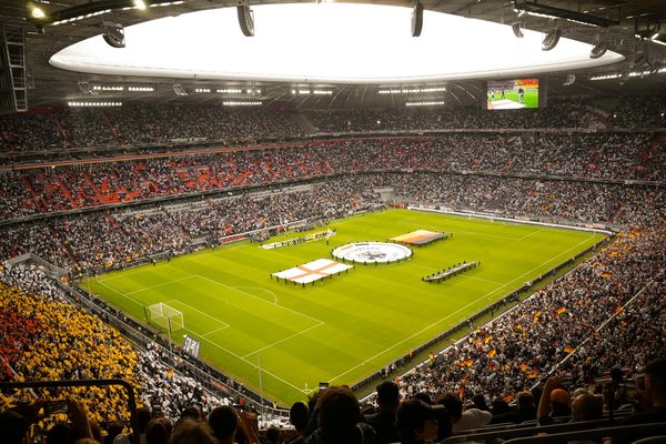 Quels sont les enjeux de l'intégration technologique dans le sport moderne ?